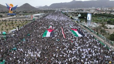 Millionen Menschen versammelten sich in der Hauptstadt Sana'a zu einem Marsch: „Unsere Plätze sind Dschihad ... wir stehen Gaza bis zum Sieg standhaft zur Seite.“