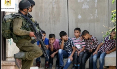 El enemigo sionista arresta a dos niños palestinos y a un joven de la Jerusalén ocupada