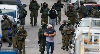 العدو الإسرائيلي يعتقل خمسة فلسطينيين من نابلس وقلقيلية
