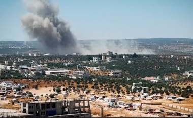 Las fuerzas aéreas sirias y rusas lanzan extensos ataques aéreos contra la sede del Cuartel General para la Liberación de Al-Sham