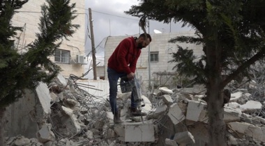 Die feindlichen zionistischen Behörden zwingen einen Palästinenser, sein Haus in Silwan selbst abzureißen