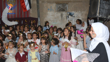 Enfants célèbre l'avènement du Ramadan dans le vieux Sanaa sous le slogan « La Palestine dans nos cœurs »