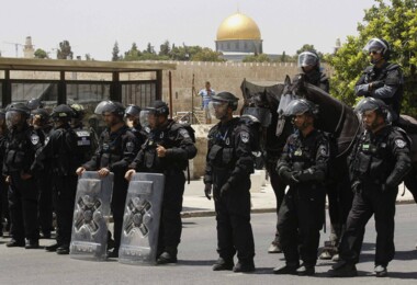 Feind verhängt strenge Beschränkungen und versperrt den Gläubigen den Zugang zur Al-Aqsa-Moschee