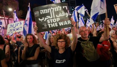 Families of Zionist prisoners demand deal guarantees return of sons by specific date