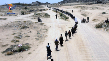 Al-Jawf .. Una marcha de estudiantes de cursos de verano en el distrito de Al-Anan en solidaridad con el pueblo palestino