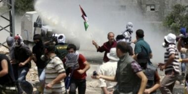 Verletzung von Dutzende Palästinenser bei dem Angriff der feindlichen Streitkräfte in Ramallah