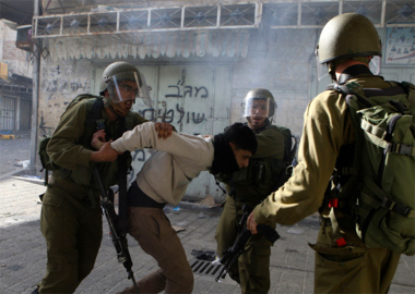 Zionistische feindliche Kräfte nehmen 12 Palästinenser in verschiedenen Teilen des Westjordanlandes fest