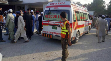 Decenas de personas murieron y resultaron heridas al explotar una bomba durante un mitin político en Pakistán