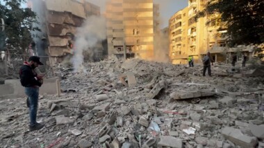 Feind sprengt Wohngebäude.. 66 Tage Völkermord und Hunger im Norden des Gazastreifens