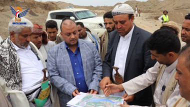 مقبولي يتفقد مشروع حوض حصاد مياه الأمطار في منطقة دار الحيد بأمانة العاصمة