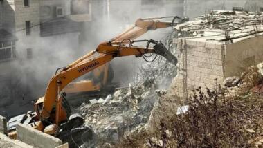 El enemigo israelí comienza a demoler dos casas en Hebrón.