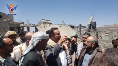 أمين العاصمة يطلع على الأضرار بمنازل المواطنين جراء استهداف العدوان الأمريكي لحي شعب الحافة