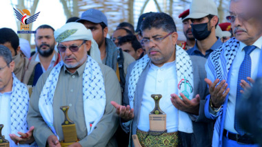 Al-Houthi et Hamed inaugurent la salle des martyrs à Hodeidah avec un événement et la plus grande exposition à l'occasion de l'anniversaire de son martyre