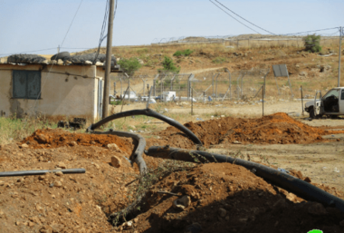 Bandadas de colonos destruyen líneas de agua en Khirbet Tana, el este de Nabuls