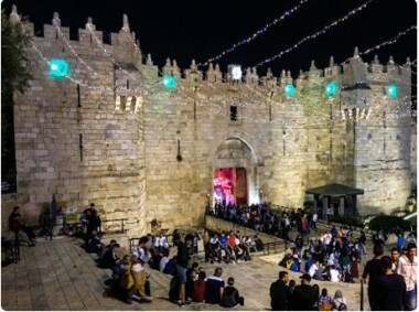 دشمن صهیونیستی از تدارک تزیین خیابان‌های به استقبال از ماه مبارک رمضان در بیت المقدس قدیم جلوگیری می کند