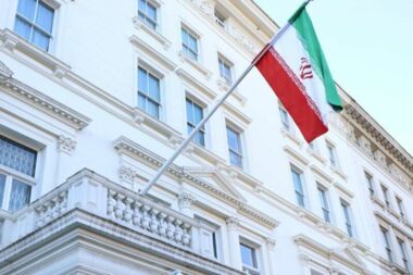 سفير إيران لدى بريطانيا يحذر من 
