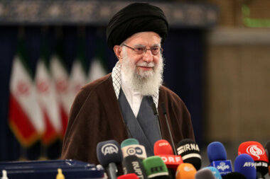 السيد خامنئي: على الشعب الإيراني أن يخيب أمل الأعداء من خلال مشاركته في الانتخابات