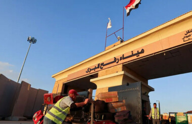  نشطاء إيطاليون يتجمعون أمام معبر رفح للتنديد بالعدوان غزة