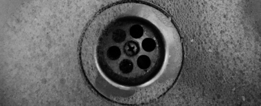 دراسة: يمكن أن تكون الأشياء المخفية الكامنة في مصارف الأحواض خطيرة ، بل ومميتة