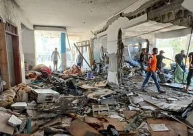 Siete palestinos martires y otros resultaron heridos en el bombardeo enemigo de una escuela que albergaba a personas desplazadas en Gaza