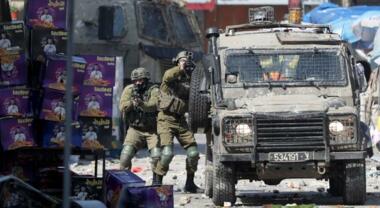 إصابة شاب فلسطيني واعتقال آخر بمواجهات مع قوات العدو جنوب نابلس