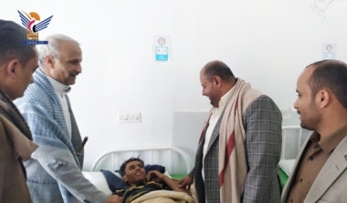 Der stellvertretende Gouverneur von Taiz inspiziert den Zustand der Verwundeten bei den Angriffen der amerikanisch-britischen Aggression
