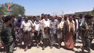 Al-Bayda Governor inspects work progress in removing war remnants in Aqaba Thara