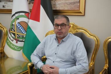 عضو المكتب السياسي بحماس يؤكد ان الحركة لا توقف البحث عن سبيل للخروج من الأزمة