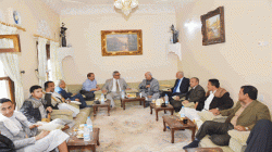رئيس الوزراء يزور الشخصية الوطنية وزير الصحة الأسبق محمد علي مقبل