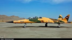 إيران تكشف النقاب عن طائرة عسكرية جديدة