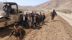وزير الأشغال ومحافظ الجوف يتفقدان العمل بمشروع طريق أرحب - حزم الجوف
