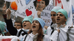 إضرابات فرنسا.. مئات الأطباء يهددون بالاستقالة احتجاجا على قلة التمويل
