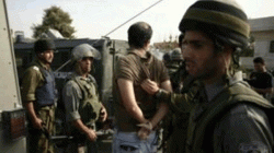 الاحتلال الإسرائيلي يعتقل شابين فلسطينيين من بيت أمر ويستدعي آخر من بيت لحم