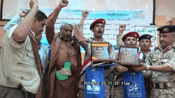 السلطة المحلية بالحديدة تكرم الأسيرين المحررين التميمي ومغلس