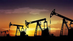النفط يتراجع دون 65 دولارا للبرميل في أول انخفاض أسبوعي منذ نوفمبر
