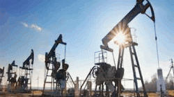 استقرار أسعار النفط بعد انخفاض والأنظار على اتفاق التجارة ومخزونات أمريكا
