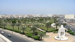 وكيل وزارة الصحة يتفقد مركز مدينة العمال الصحي وردم المستنقعات بمدينة الحديدة