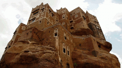 محافظ صنعاء يطلع على إجراءات منع البناء العشوائي بوادي سعوان