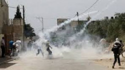 إصابة عشرات الفلسطينيين بالاختناق بالغاز في إعتداءات لجيش الاحتلال بالضفة