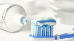 علماء يكشفون لماذا لا يجب تنظيف الأسنان مباشرة بعد الطعام