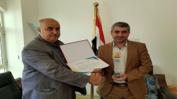 جامعة عمران تمنح أمين عام مجلس الشؤون الإنسانية درع الجامعة