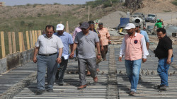 نائب وزير الأشغال يتفقد مشروع إعادة إنشاء جسر عبال بالحديدة