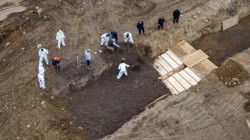السلطات الامريكية تدفن مئات الجثث للمتوفين بفيروس (كورونا) في مقابر جماعية