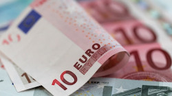 اليورو يرتفع بفضل اقتراح صندوق أوروبي والدولار ينزل