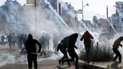 إصابة مواطنين فلسطينيين بالرصاص والاختناق في قمع للاحتلال لمسيرة بالضفة