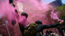 مكسيكيون يتظاهرون ويرشقون السفارة الأمريكية في العاصمة مكسيكو بالحجارة تنديدا بعنف الشرطة