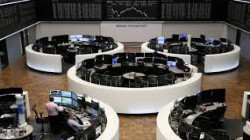 الأسهم الأوروبية تنهي جلسة متقلبة على ارتفاع بعد قفزة في وول ستريت