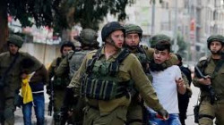 قوات الاحتلال تعتقل خمسة فلسطينيين بينهم طفل في الضفة الغربية