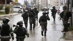 قوات الاحتلال تعتقل سبعة فلسطينيين بالضفة الغربية