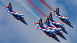 مناورات بهلوانية للفرسان الروس باستخدام ثلاثة أنواع من الطائرات